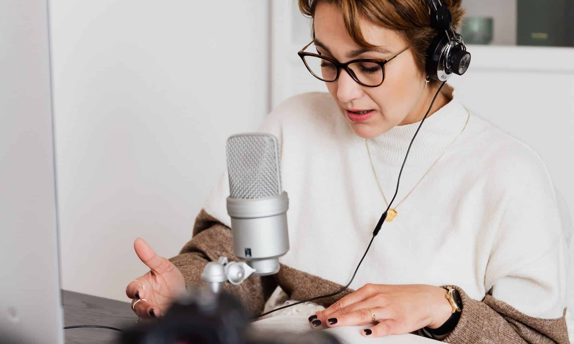 Une femme entrain d'enregistrer sa voix pour un livre audio